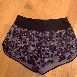 Athleta Running Free 3.5” shorts - size Small